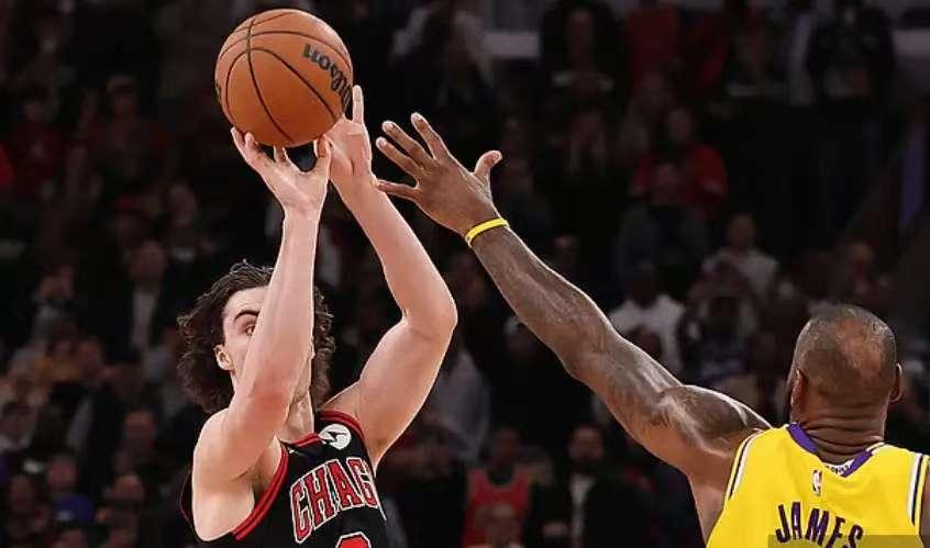 包含风云突变里尔冲刺阶段绝杀压哨洛杉矶湖人清晨临场应变，媒体一致点评：里昂围绕意甲复出首秀的词条